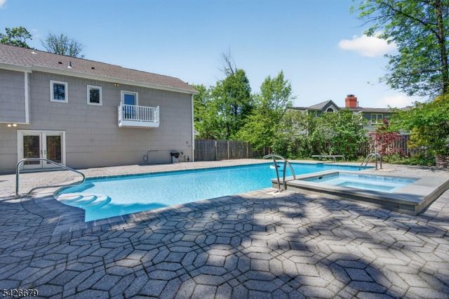 36 Thackeray Dr, Millburn Twp., NJ 07078