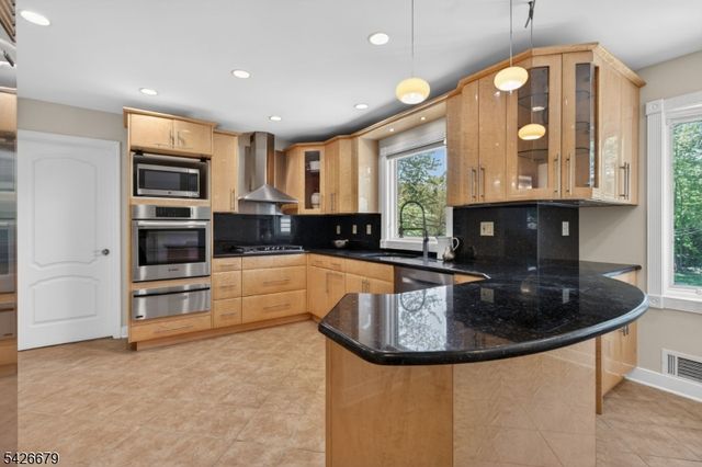 36 Thackeray Dr, Millburn Twp., NJ 07078