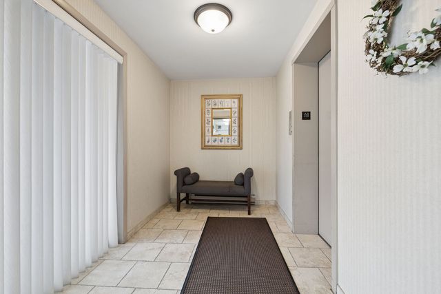 7510 Farmingdale Drive 407, Darien, IL 60561