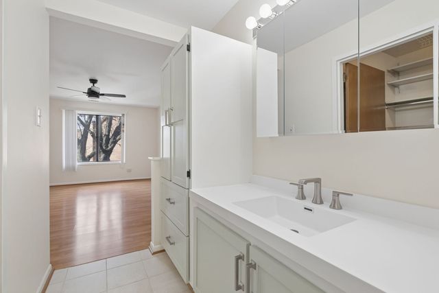 7510 Farmingdale Drive 407, Darien, IL 60561