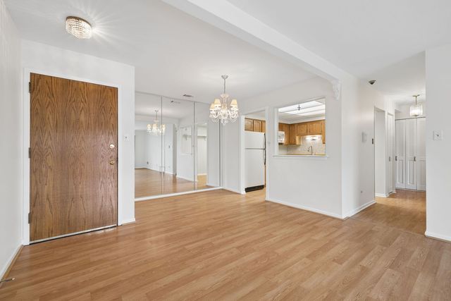 7510 Farmingdale Drive 407, Darien, IL 60561