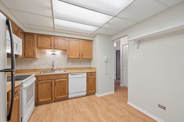 7510 Farmingdale Drive 407, Darien, IL 60561