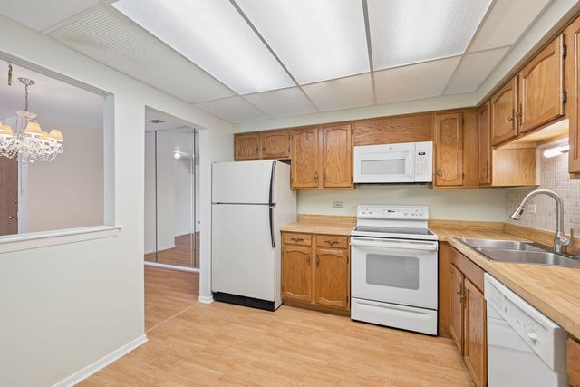 7510 Farmingdale Drive 407, Darien, IL 60561