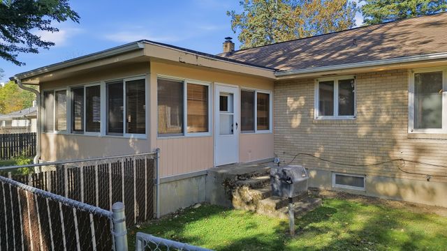 1304 Park Lane, Dixon, IL 61021