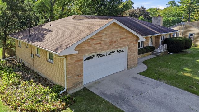 1304 Park Lane, Dixon, IL 61021