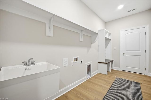 1312 Creekway DR, Smithfield, VA 23430