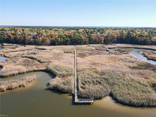 1312 Creekway DR, Smithfield, VA 23430