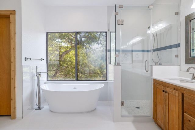 313 Kendall RD, Spicewood, TX 78669