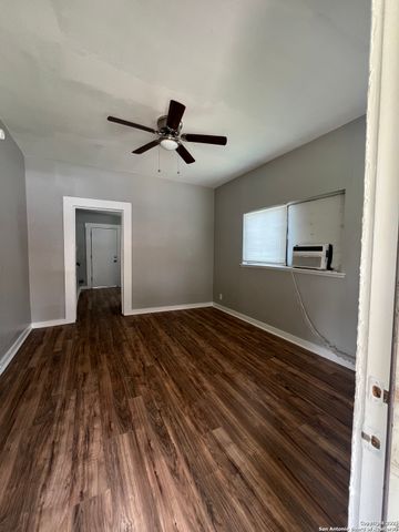 1517 El Paso, San Antonio, TX 78207
