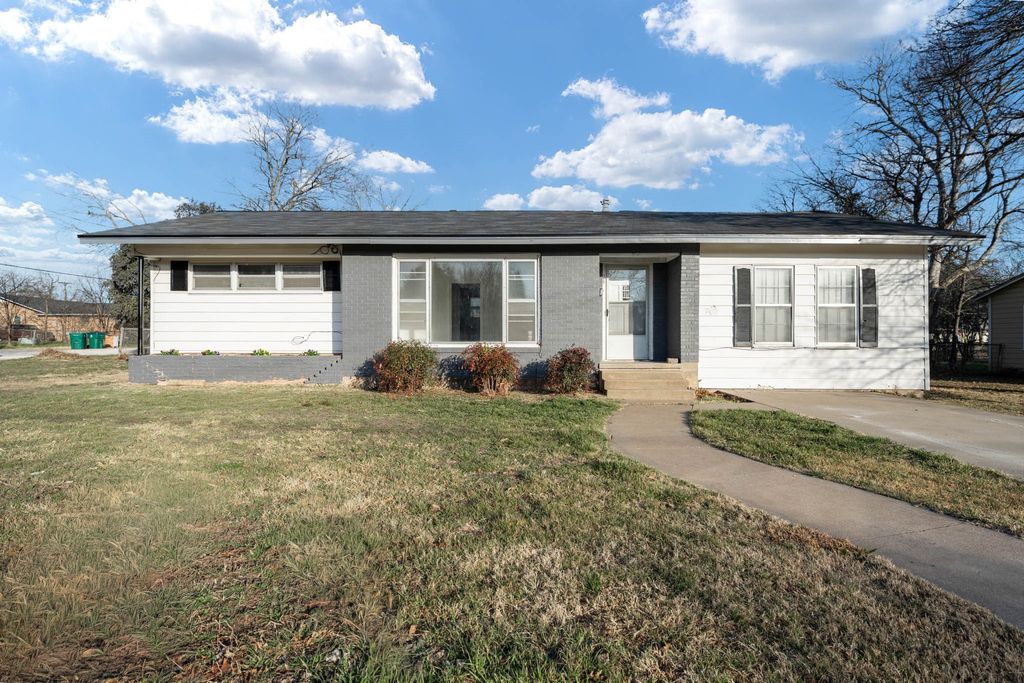 1205 W 10th Street, Mcgregor, TX 76657