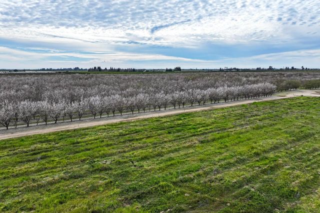 10847 E Belmont Avenue, Sanger, CA 93657