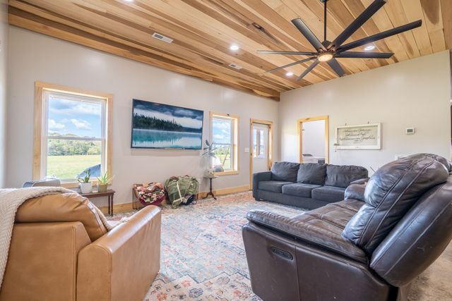 125 Ashland Rd, Waynesboro, TN 38485