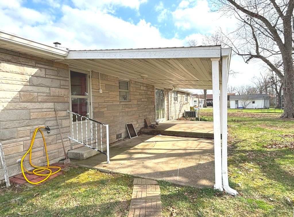 Image 13 of property listing at 331 N Illinois Avenue, Salem, IL 62881