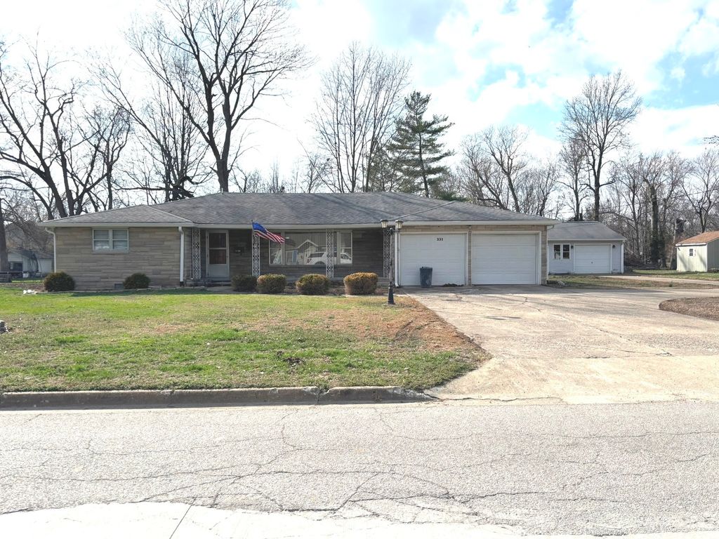Image 19 of property listing at 331 N Illinois Avenue, Salem, IL 62881