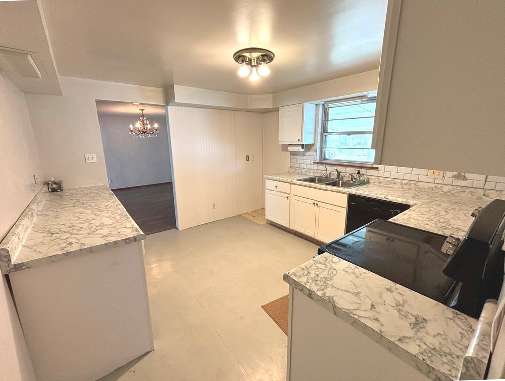 Image 6 of property listing at 331 N Illinois Avenue, Salem, IL 62881