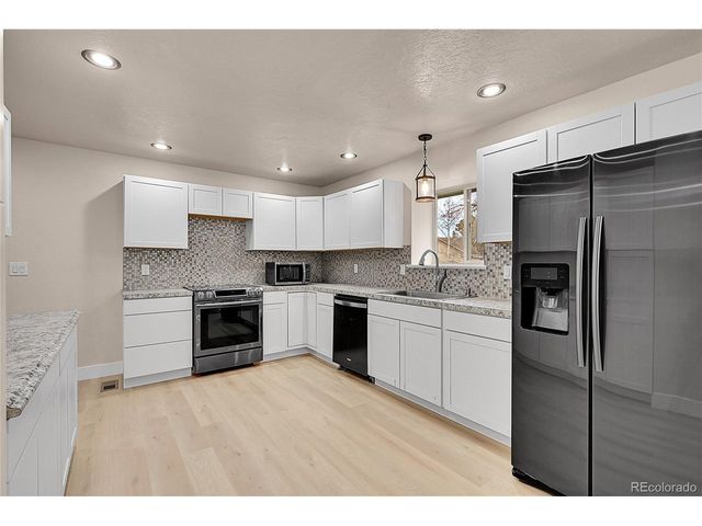 3328 34th Avenue Ct, Greeley, CO 80634