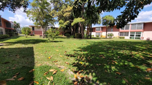 22 Golfs Edge A, West Palm Beach, FL 33417