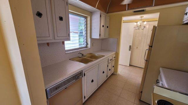 22 Golfs Edge A, West Palm Beach, FL 33417