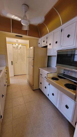 22 Golfs Edge A, West Palm Beach, FL 33417