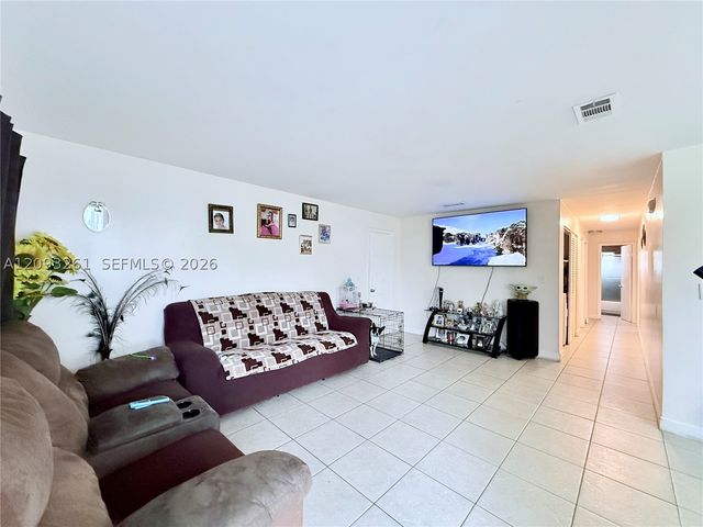 1284 W 44th Pl 1, Hialeah, FL 33012