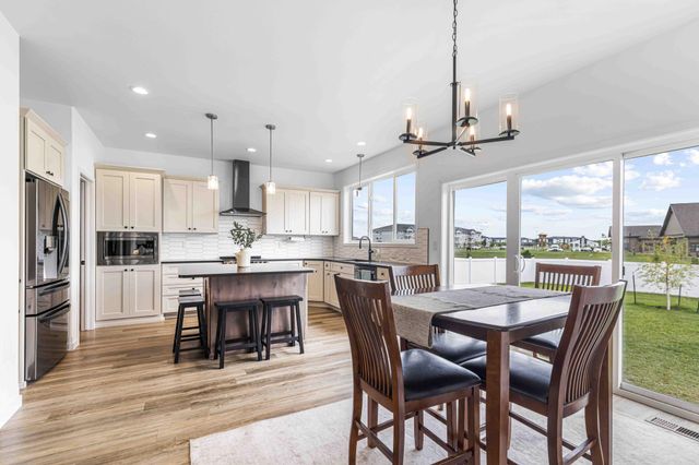 4212 Pine Parkway S, Fargo, ND 58104
