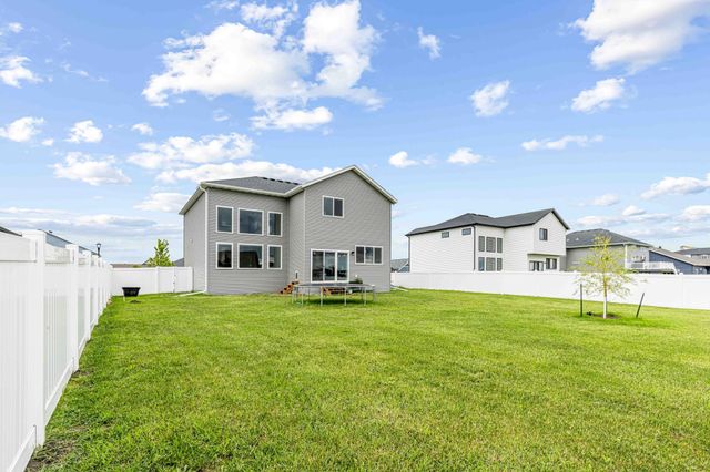 4212 Pine Parkway S, Fargo, ND 58104