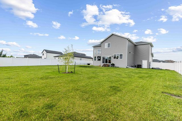 4212 Pine Parkway S, Fargo, ND 58104