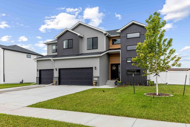 4212 Pine Parkway S, Fargo, ND 58104