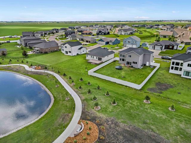 4212 Pine Parkway S, Fargo, ND 58104