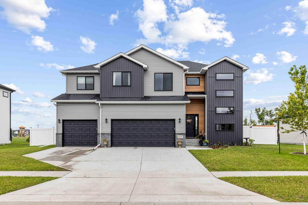4212 Pine Parkway S, Fargo, ND 58104