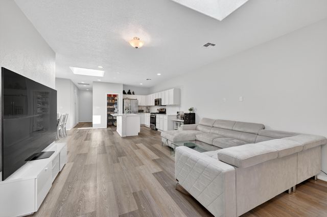 6025 Strand Loop SE, Albuquerque, NM 87105