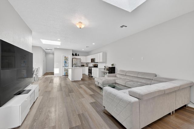 6025 Strand Loop SE, Albuquerque, NM 87105
