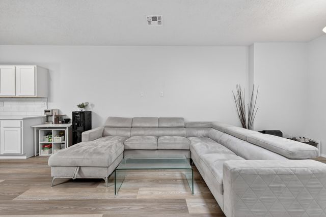 6025 Strand Loop SE, Albuquerque, NM 87105