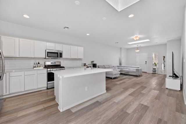 6025 Strand Loop SE, Albuquerque, NM 87105