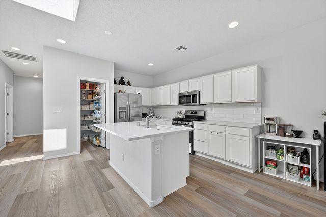 6025 Strand Loop SE, Albuquerque, NM 87105