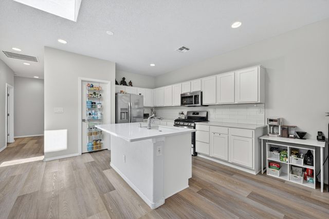 6025 Strand Loop SE, Albuquerque, NM 87105