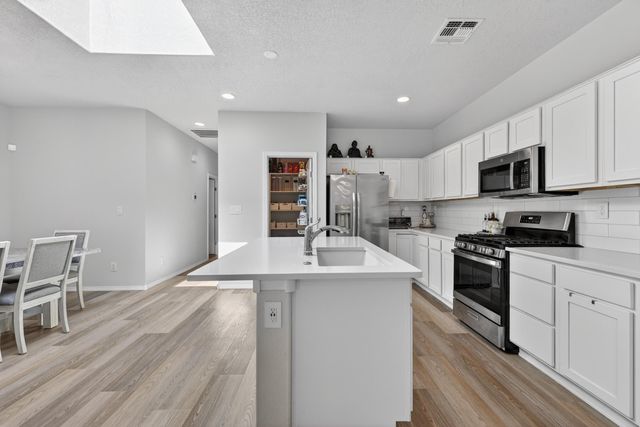 6025 Strand Loop SE, Albuquerque, NM 87105