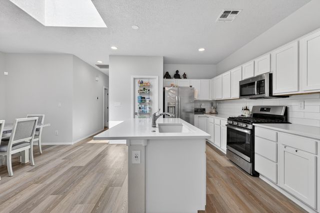 6025 Strand Loop SE, Albuquerque, NM 87105