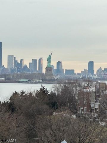 30 Freedomway 406, Jersey City, NJ 07305