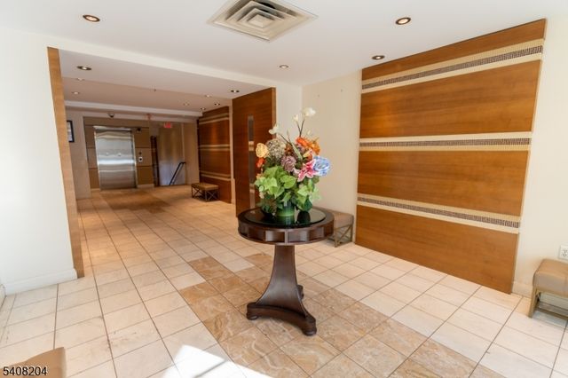 30 Freedomway 406, Jersey City, NJ 07305