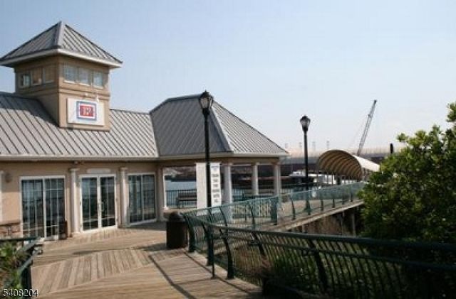 30 Freedomway 406, Jersey City, NJ 07305