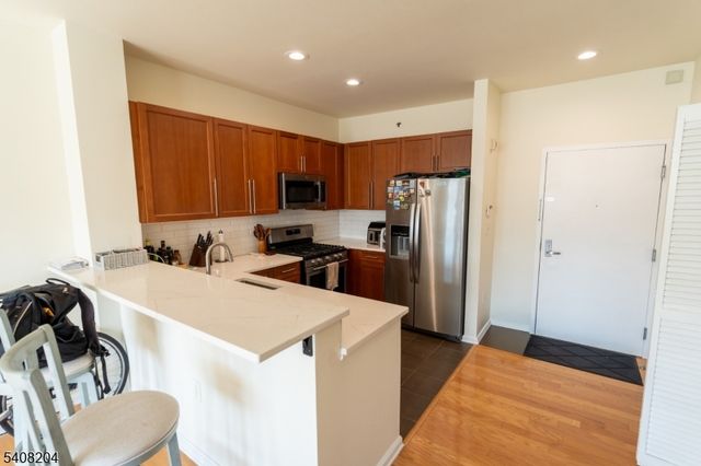 30 Freedomway 406, Jersey City, NJ 07305