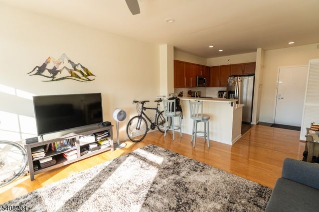 30 Freedomway 406, Jersey City, NJ 07305