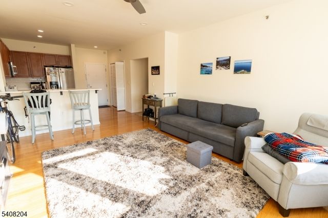 30 Freedomway 406, Jersey City, NJ 07305