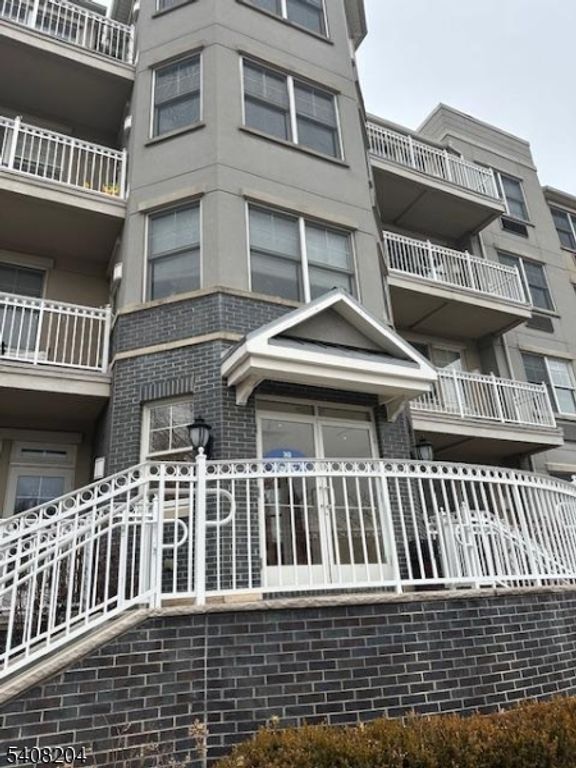 30 Freedomway 406, Jersey City, NJ 07305