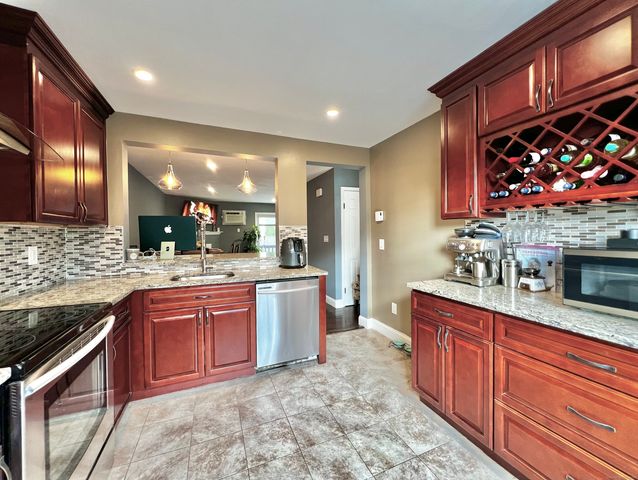 782 Oronoke Road APT 27, Waterbury, CT 06708