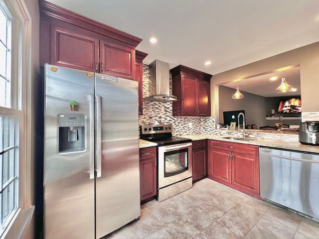 782 Oronoke Road APT 27, Waterbury, CT 06708