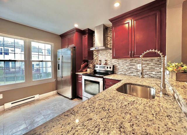 782 Oronoke Road APT 27, Waterbury, CT 06708