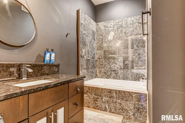 8 S Old State Capitol Plaza, Springfield, IL 62701