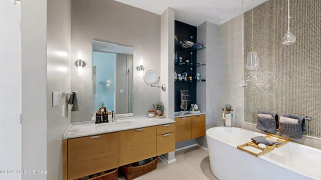 222 E Witherspoon St 605, Louisville, KY 40202